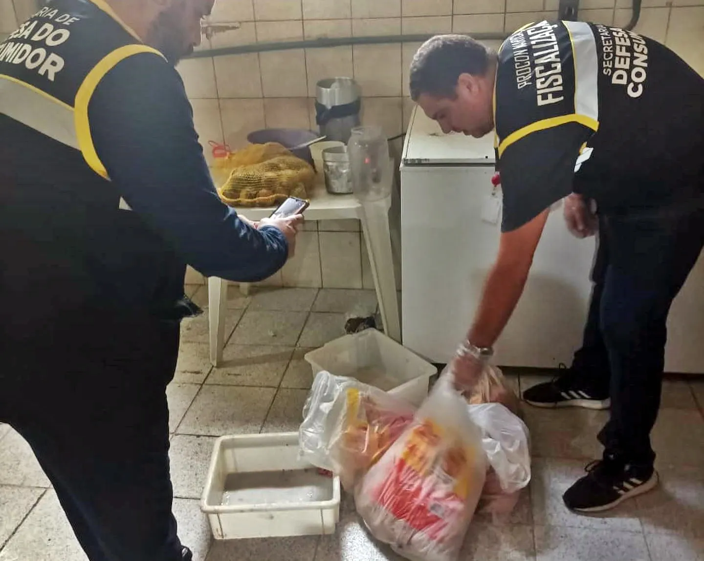 Itaipuaçu: Fiscalização descarta 12kg de produtos impróprios para consumo 8 fiscalizacao padaria