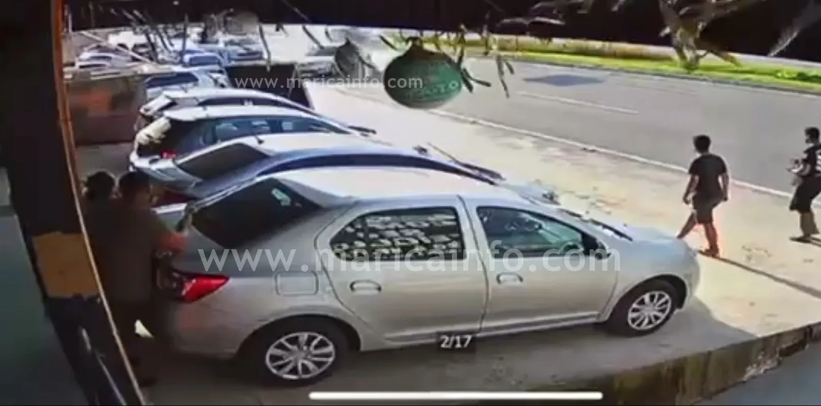 Maricá: Câmera flagra acidente na RJ-106 na altura do km 22 (vídeo) 9 flagra acidente rj1