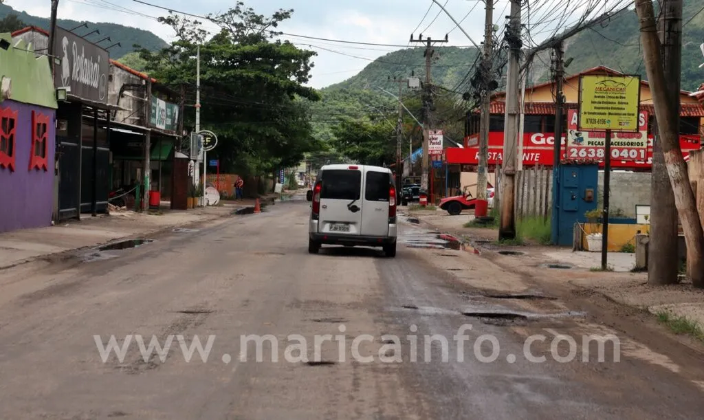 Itaipuaçu: Motoristas sofrem com crateras na Av. Carlos Marighella 9 Av Carlos Marighella Estrada de Itaipuacu 5