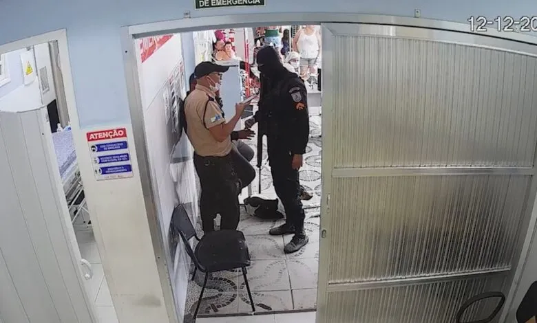 Vídeo de PM ameaçando vigilante em posto de saúde em Itaipuaçu é divulgado 8 PM