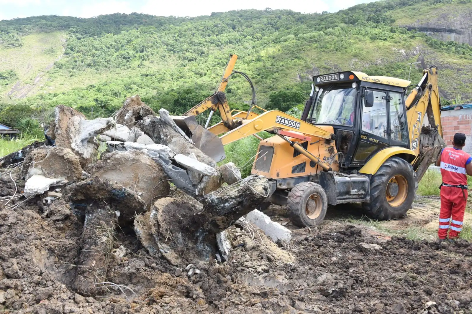 Construções irregulares são derrubadas em Itaipuaçu 6 casas derrubadas