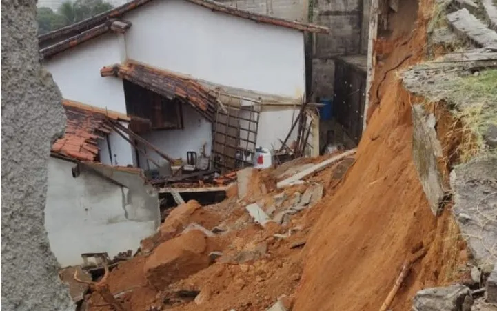 Deslizamento de terra atinge casa em Maricá 9 deslizamento terra