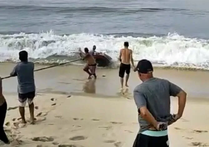Onda vira barco na praia de Ponta Negra, em Maricá 7 barco pesca on