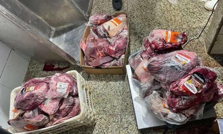 Maricá: Procon descarta mais de 150kg de carnes fora da validade em supermercado 9 carne grand marche
