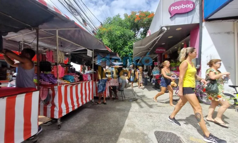 Maricá: Camelôs são retirados da rua, colocados na calçada e pedestres se espremem no centro 9 feira livre 2 1