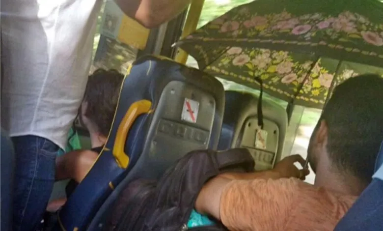 Maricá: Tá chovendo? Passageiro usa guarda-chuva dentro do ônibus 'vermelhinho' 8 vermelhinho goteira