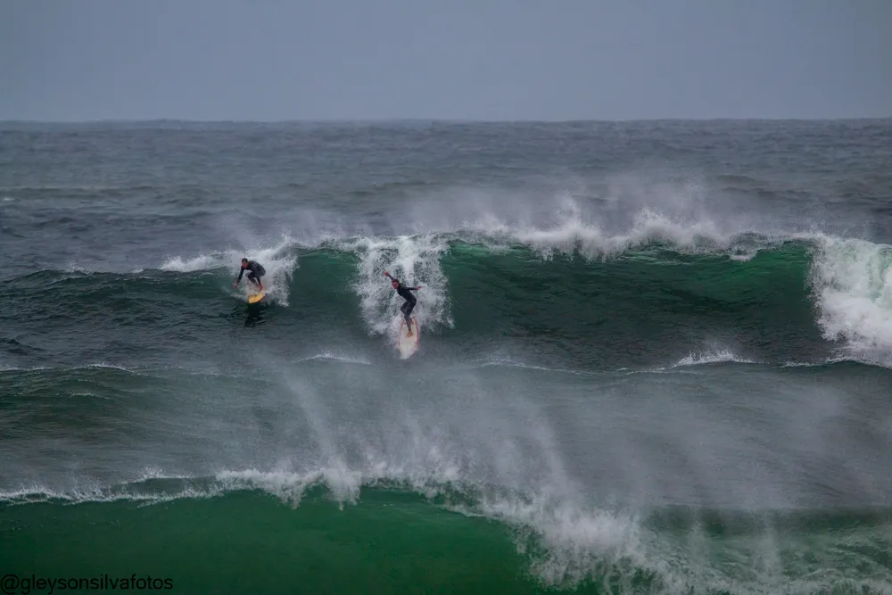 Maricá: Fotógrafo registra surfistas aproveitando ondas 'gigantes' em Jaconé 11 Ondas Swell Jacone 2023