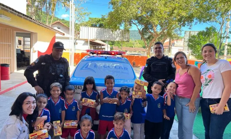 Em Maricá, PM faz ação junto à comunidade escolar e distribui chocolates 10 acao pm escolas espraiado ronda