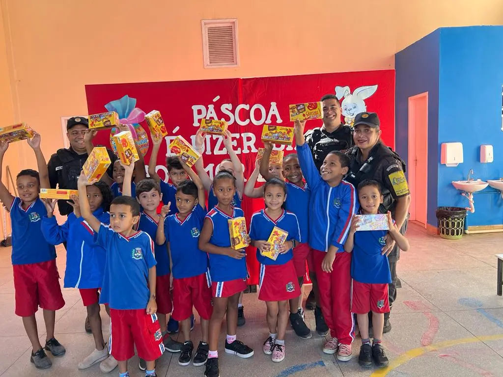 Em Maricá, PM faz ação junto à comunidade escolar e distribui chocolates 11 acao pm escolas espraiado
