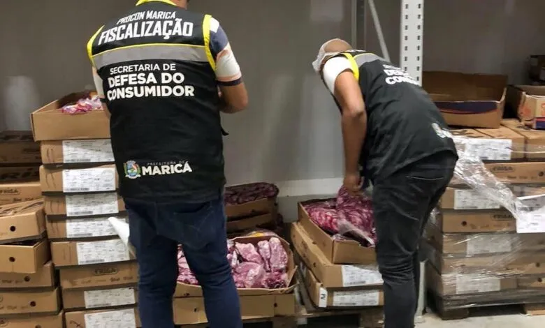Maricá: Procon descarta alimentos fora da validade em supermercado 9 carnes acao pro
