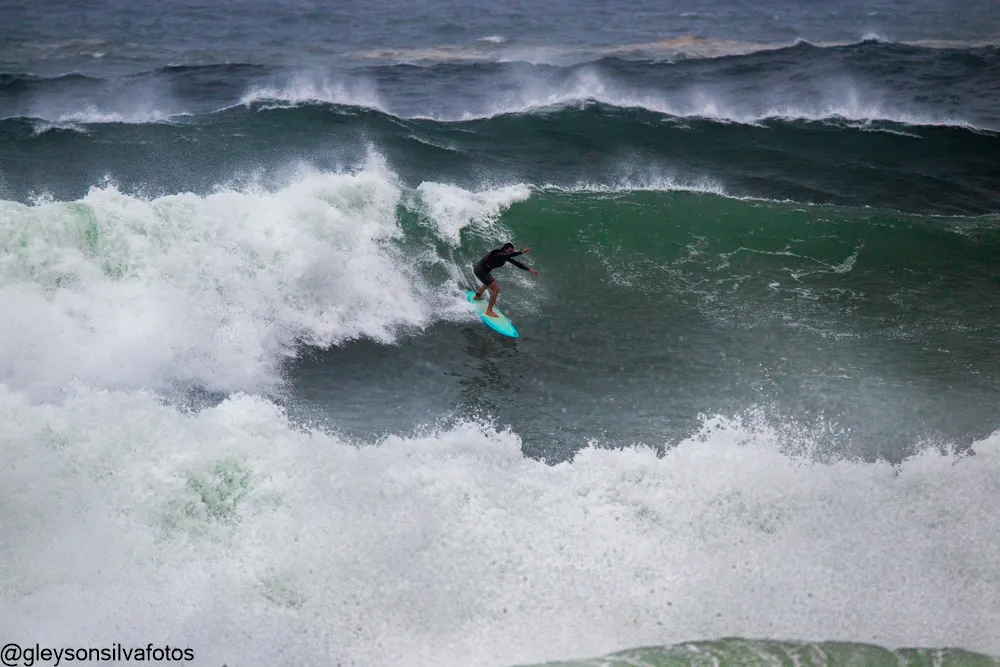 Maricá: Fotógrafo registra surfistas aproveitando ondas 'gigantes' em Jaconé 10 ondas jacone swell abril 2023