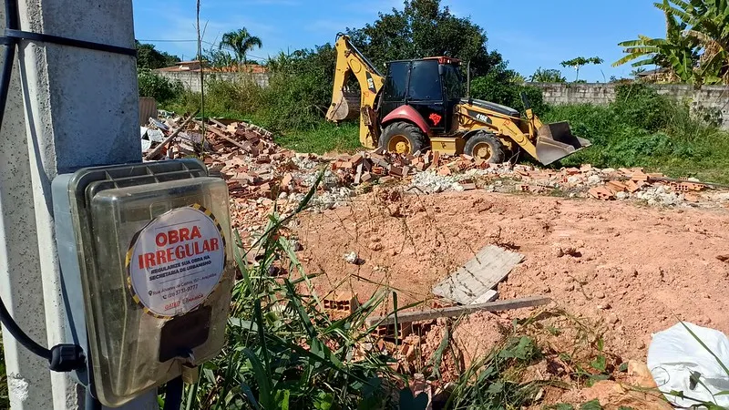 Itaipuaçu: Prefeitura derruba mais duas construções irregulares 11 obra irregular itaipuacu