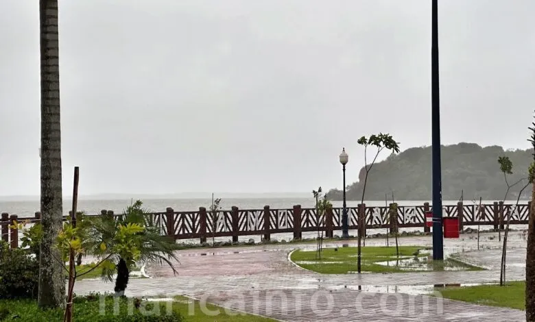 Frente fria deixa tempo instável em Maricá 7 tempo chuvoso chuva orla marine