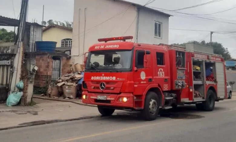 Princípio de incêndio em depósito de reciclagem mobiliza Corpo de Bombeiros em Maricá 8 bombeiros