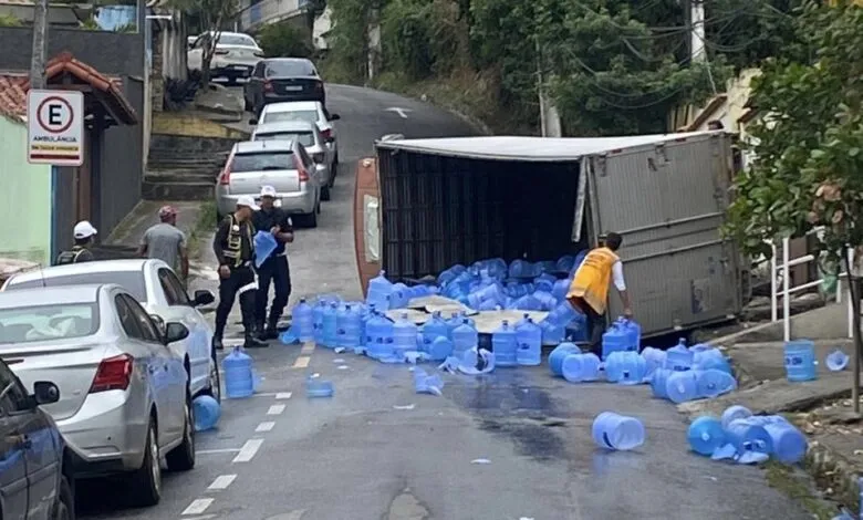 Maricá: Caminhão tomba após seguir orientação de trânsito em via interditada 7 1864858c f9e9 4920 a54a c6caba92b73d