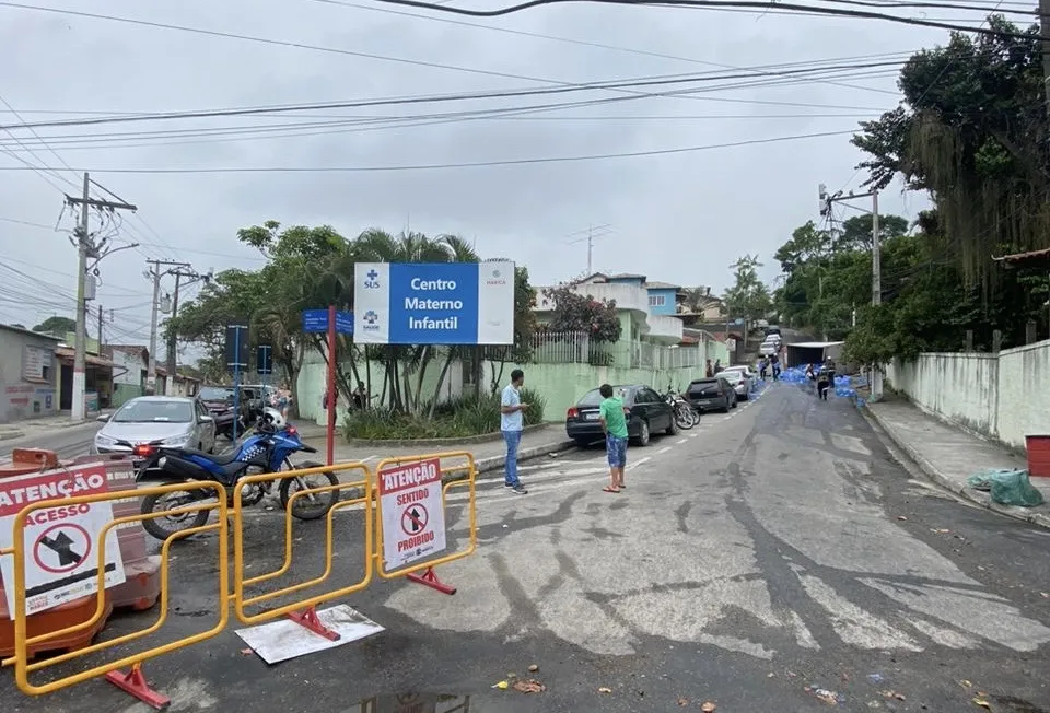 Maricá: Caminhão tomba após seguir orientação de trânsito em via interditada 8 897c2344 5d90 4e7d b85a 4fc12b481c28
