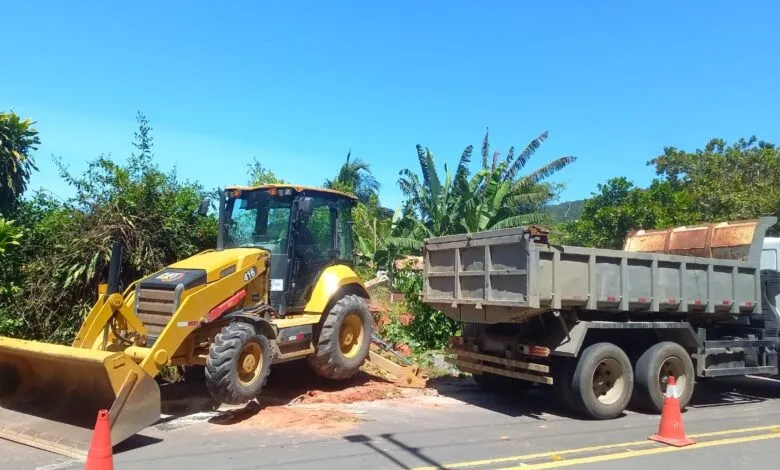 Maricá demole construção em área de proteção ambiental 9 IMG 0260