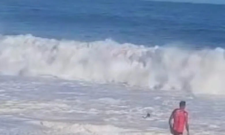Ressaca: Banhista entra no mar e é resgatado por guarda-vidas em Itaipuaçu 8 IMG 1269