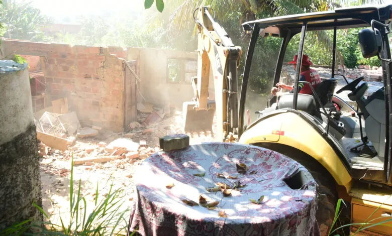 Maricá: Duas casas são demolidas na região central 8 demolicao saco flores