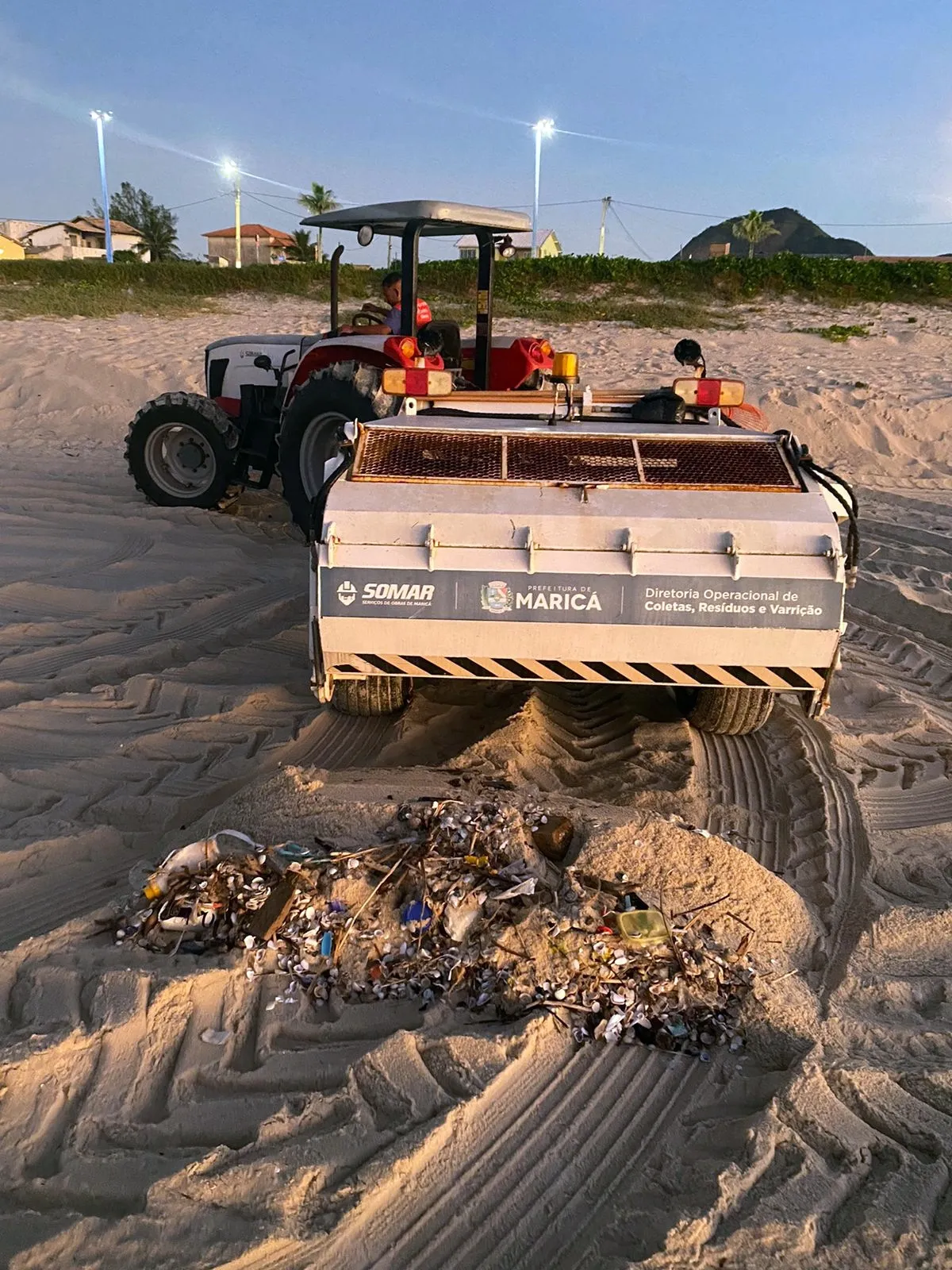 Maricá: Vereador da base critica serviço do governo municipal; limpeza de praias é feito por máquinas 7 limpeza praias marica tatui somar