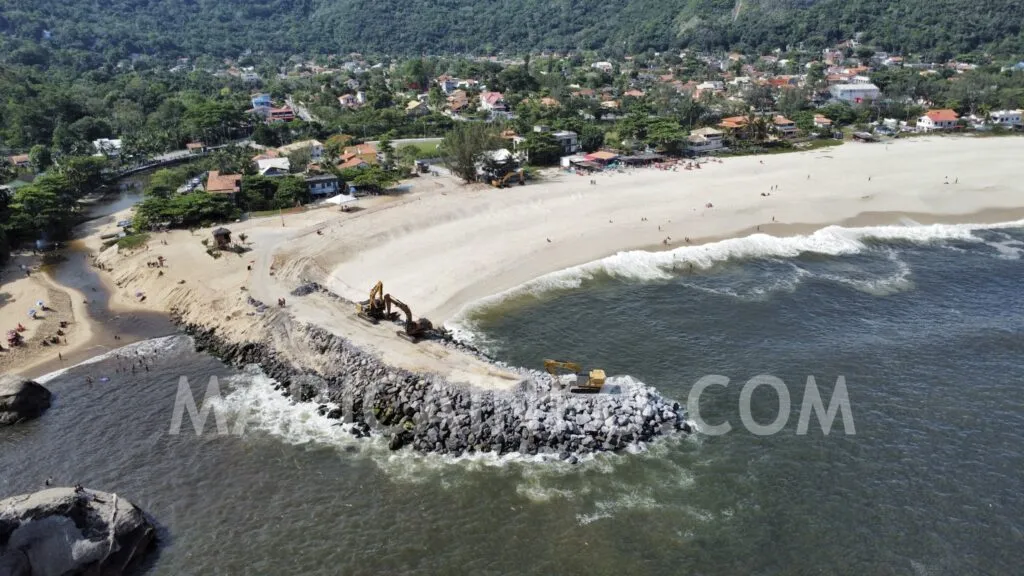 Itaipuaçu: Obras do guia-corrente seguem paralisadas; entenda o motivo! 11 Maquinas Obra Molhe Quebra Mar Itaipuacu