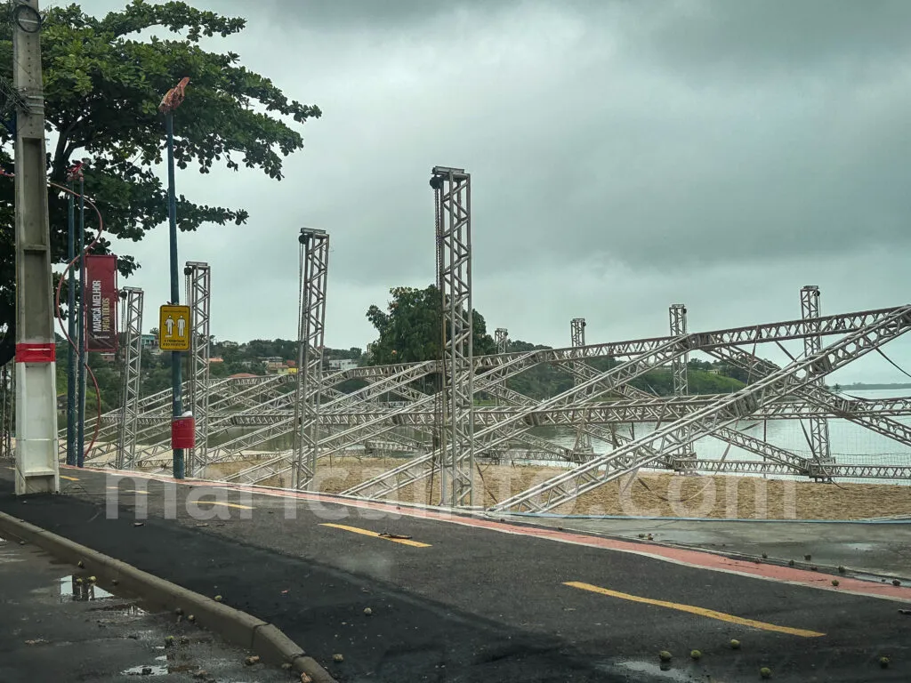 Maricá inicia montagem da árvore de Natal flutuante com 18 dias de atraso do início do evento 13 IMG 8302