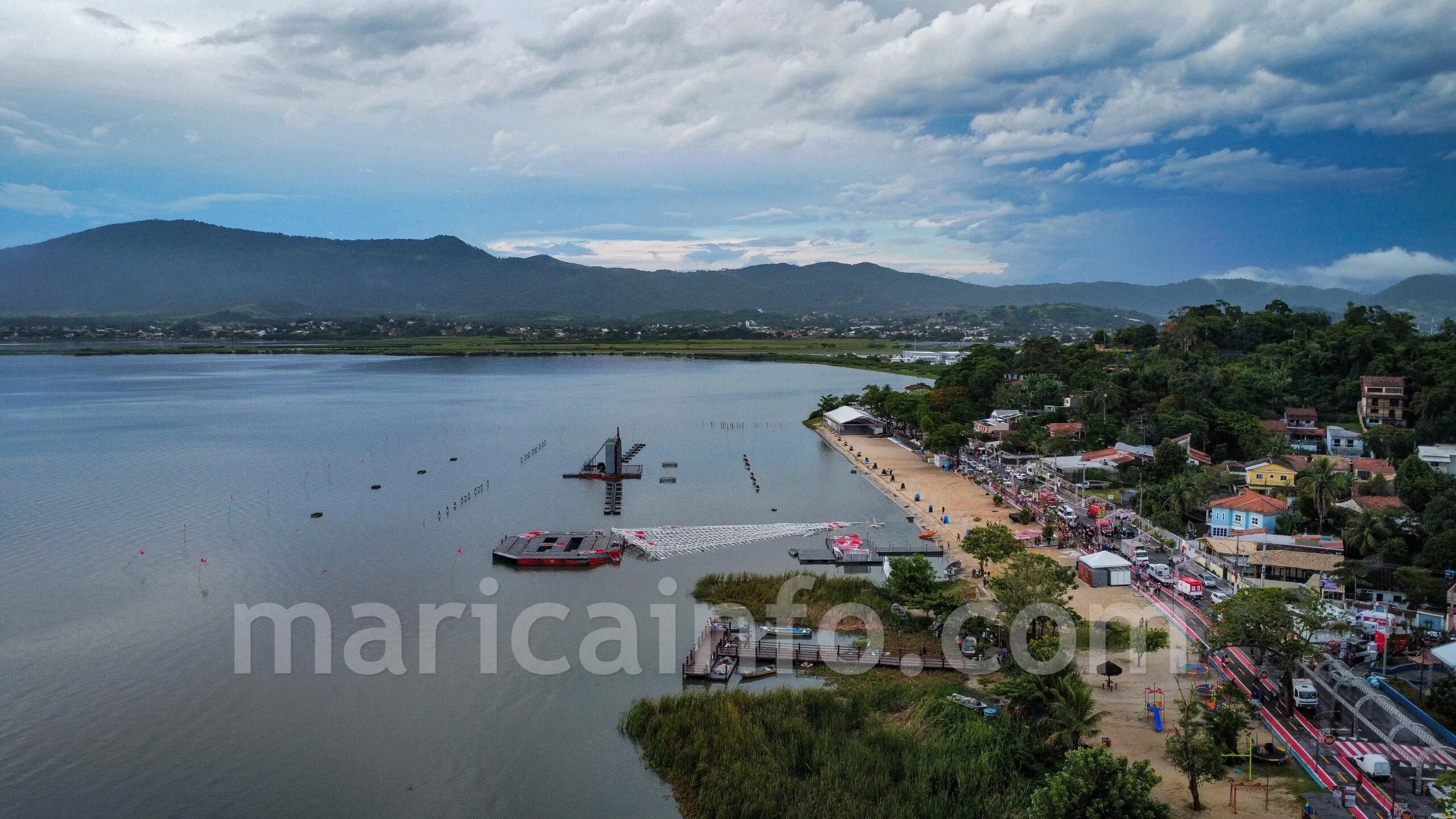MPRJ investigará queda de árvore de Natal em Maricá; acidente deixou uma vítima fatal 6 Natal Iluminado 2024 queda da arvore flutuante 1 scaled