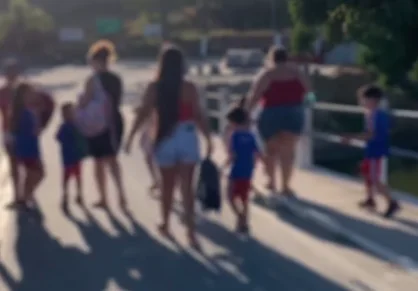 Interdição de ponte em bairro de Maricá obriga mães e alunos a caminharem até 5 km 7 maes e alunos