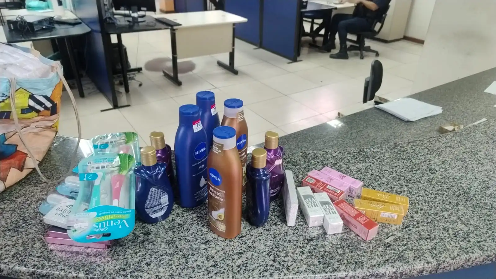 Mulher trans é detida no Centro de Maricá após furtar farmácias 9 produtos furtados