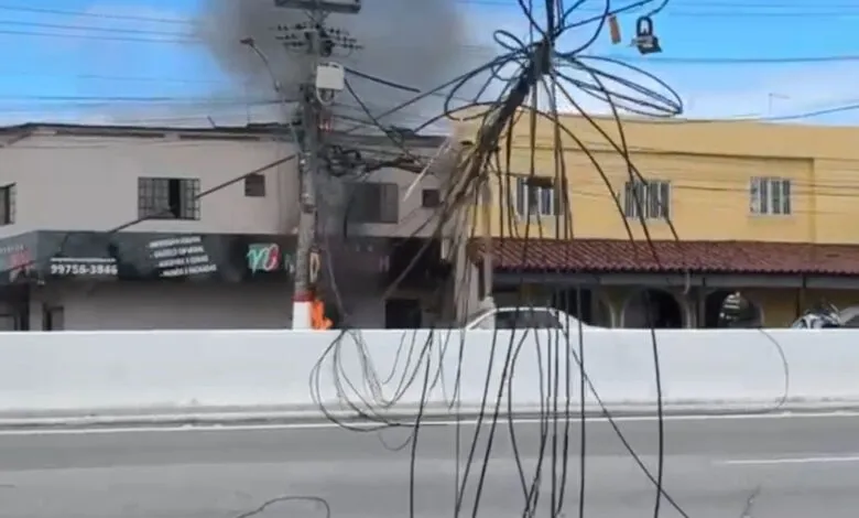 Poste pega fogo e prejudica o trânsito na RJ-106 em Maricá 10 poste rj 106