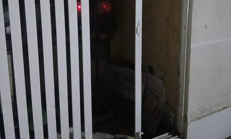 Moradores denunciam série de furtos em residências no distrito de Inoã, em Maricá 9 porta arrombada e1752768974452