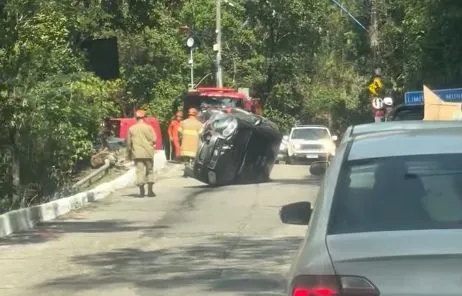 Carro capota na Serra da Tiririca e complica trânsito entre Maricá e Niterói 7 serrinha