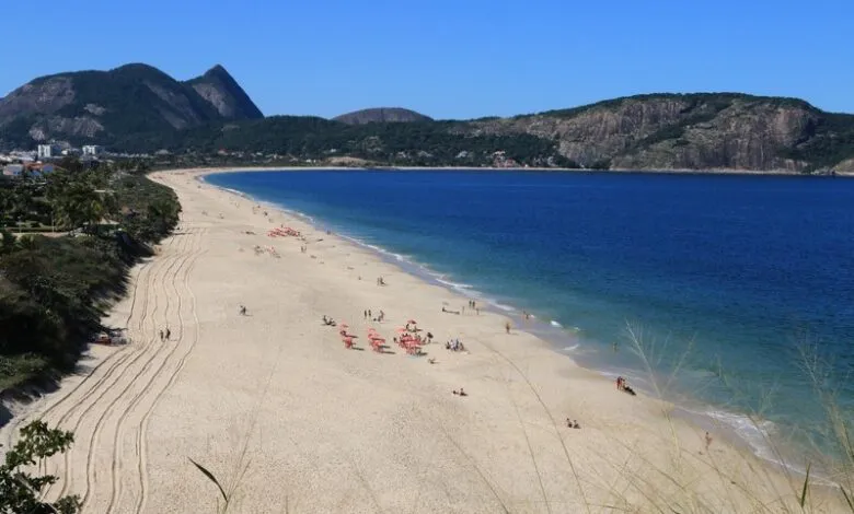 PM tem arma apreendida após amigo ser baleado em praia de Niterói 4 camboinhas