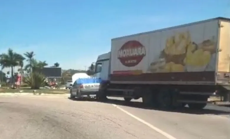 Acidente entre caminhão e carro causa engarrafamento na RJ-106 em Maricá 7 caminhao