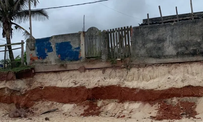 Defesa Civil de Maricá interdita ruas em Cordeirinho por risco de erosão costeira 9 erosao e1758880496104