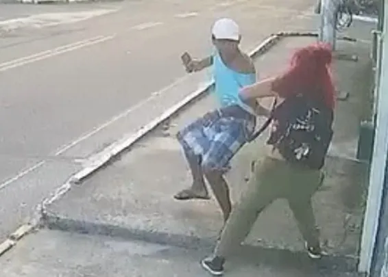 Mulher é assaltada e tem celular roubado em plena luz do dia em bairro de Maricá 8 flagrante de assalto