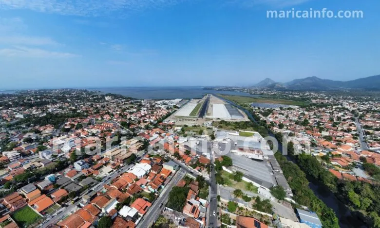 Audiência pública sobre concessão do Aeroporto de Maricá é remarcada para 3 de julho 6 Marica Centro vista para o aeroporto ao fundo lagoa de Marica
