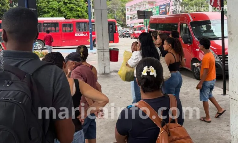 Maricá: Fim de linhas de vans para Cordeirinho, Ponta Negra e Barra gera reclamações e confusão entre usuários 8 vans